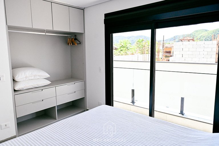 House with 5 suites, sauna, pool, 50m from beach