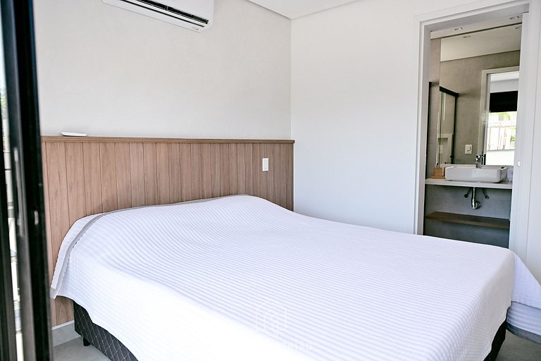 Casa com 5 suítes, sauna, piscina a 50m da praia