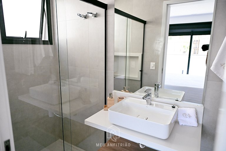 Casa com 5 suítes, sauna, piscina a 50m da praia