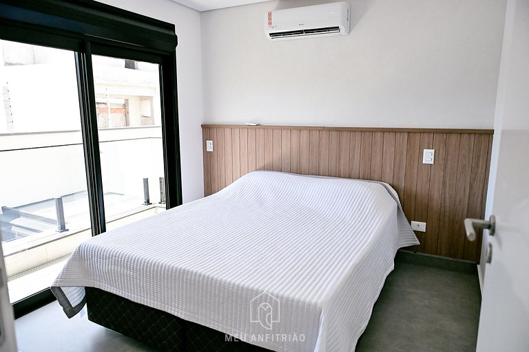 Casa em Juquehy a 50m da Praia — 5 Suítes e Piscina