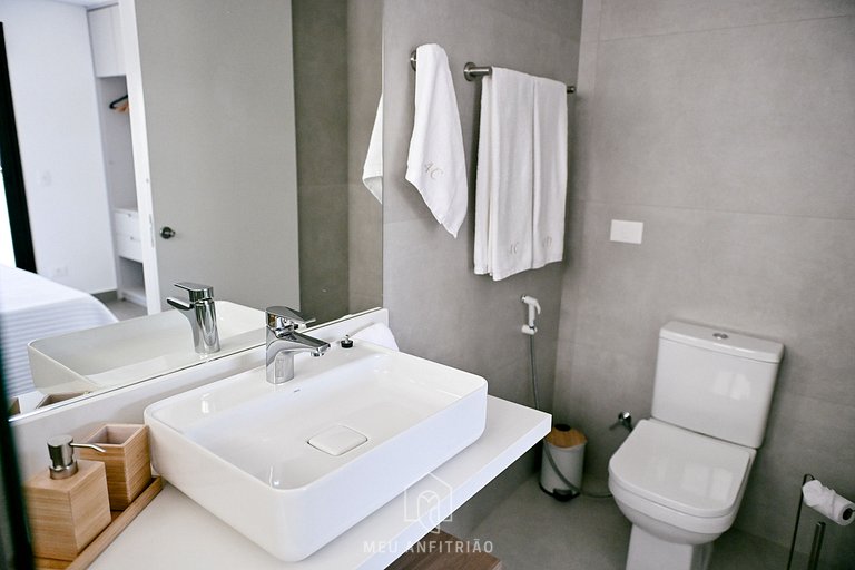 Casa com 5 suítes, sauna, piscina a 50m da praia