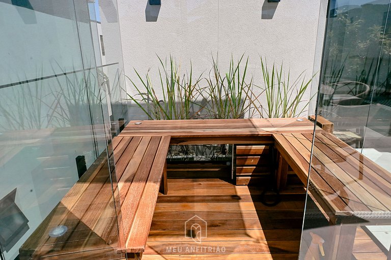 Casa com 5 suítes, sauna, piscina a 50m da praia