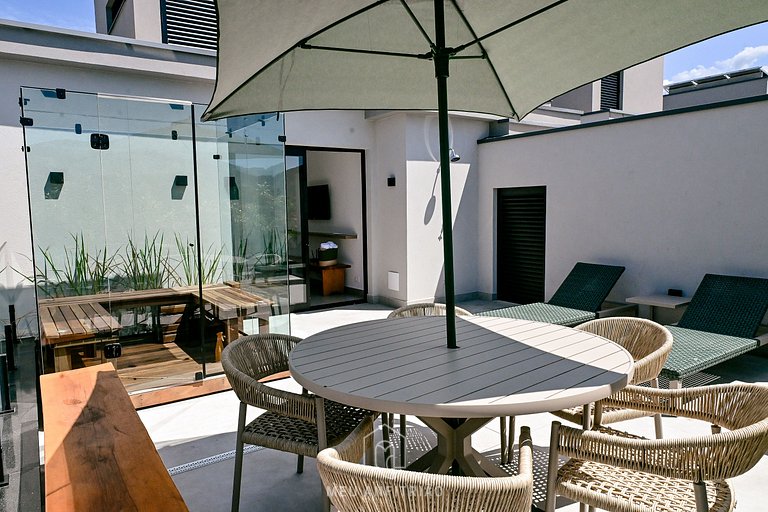 Casa com 5 suítes, sauna, piscina a 50m da praia