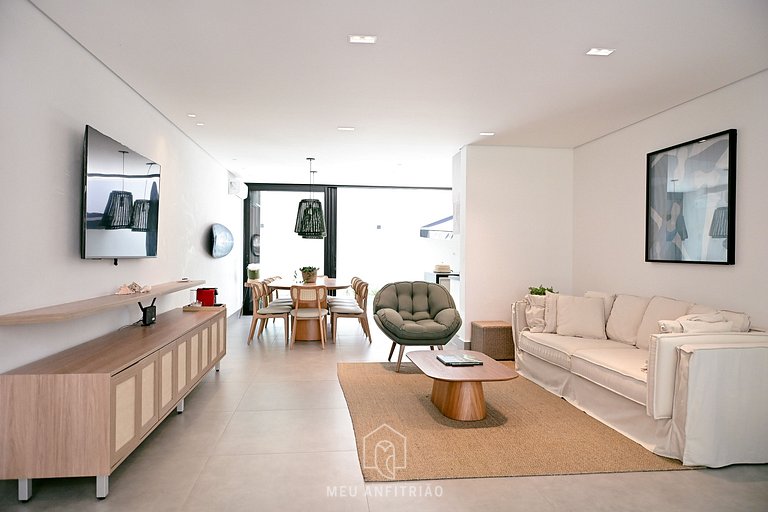 Casa com 5 suítes, sauna, piscina a 50m da praia