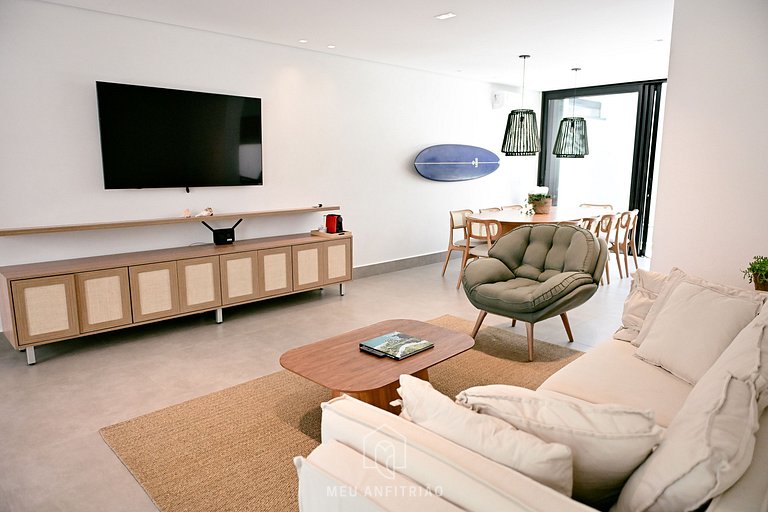 Casa com 5 suítes, sauna, piscina a 50m da praia