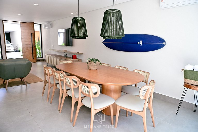 Casa com 5 suítes, sauna, piscina a 50m da praia