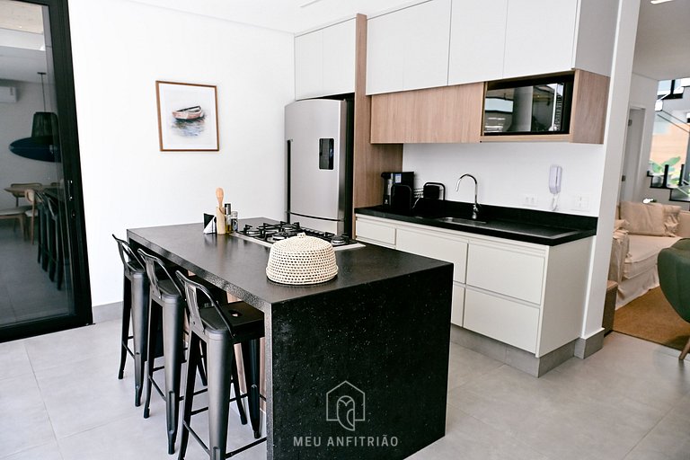 Casa com 5 suítes, sauna, piscina a 50m da praia