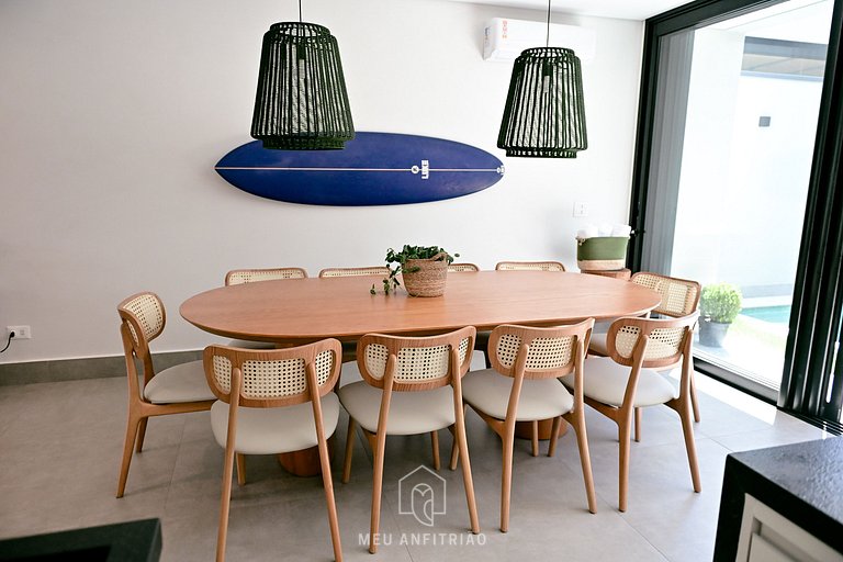 Casa com 5 suítes, sauna, piscina a 50m da praia