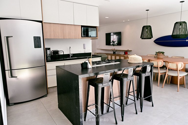 Casa com 5 suítes, sauna, piscina a 50m da praia