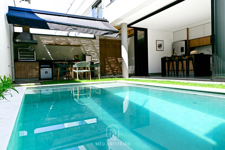 Casa com 5 suítes, sauna, piscina a 50m da praia