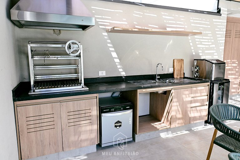 House with 5 suites, sauna, pool, 50m from beach