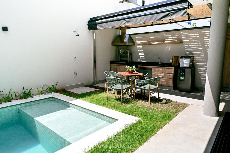 Casa com 5 suítes, sauna, piscina a 50m da praia