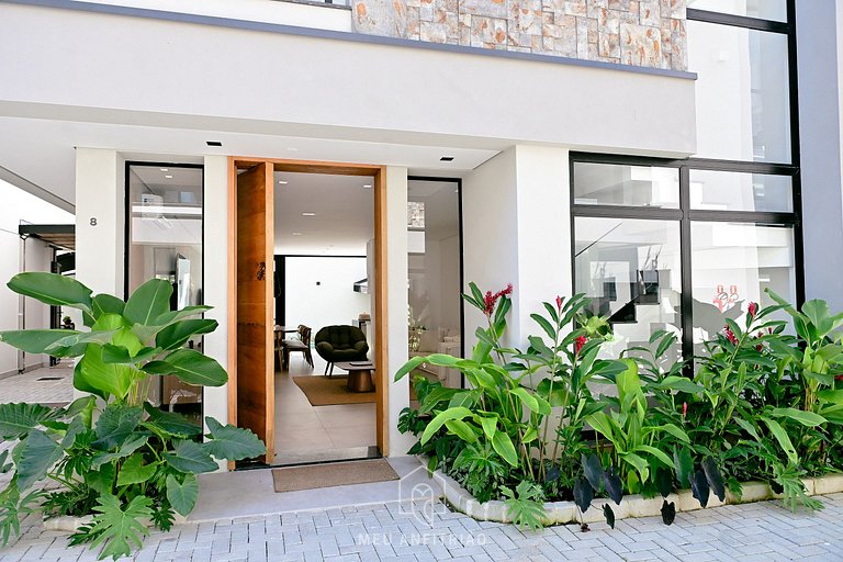 Casa com 5 suítes, sauna, piscina a 50m da praia