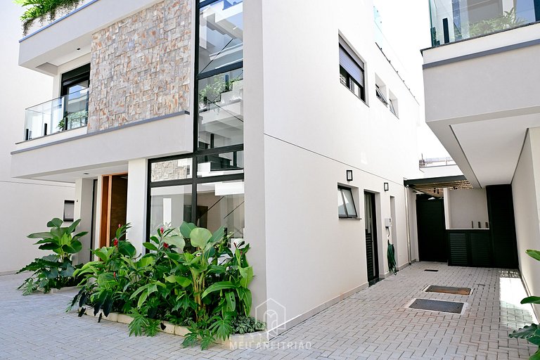 Casa em Juquehy a 50m da Praia — 5 Suítes e Piscina