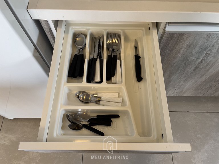 Apto amplo | 1 quarto | Varanda | 450m do metrô