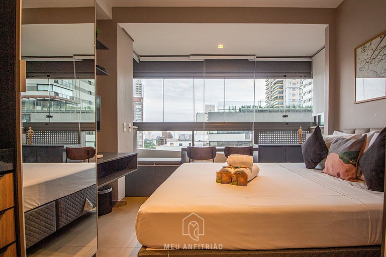 Queen bed | Pool | Gym | Next to the subway