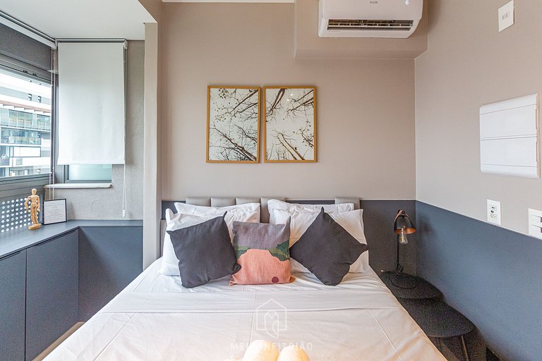 Queen bed | Pool | Gym | Next to the subway