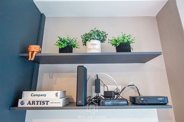 Queen bed | Pool | Gym | Next to the subway