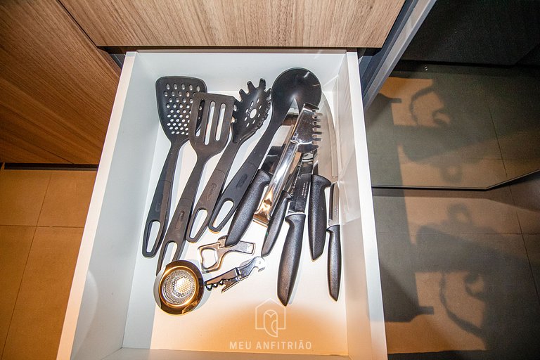 Queen bed | Pool | Gym | Next to the subway