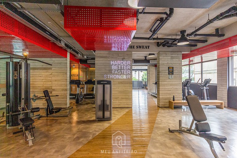 Queen bed | Pool | Gym | Next to the subway