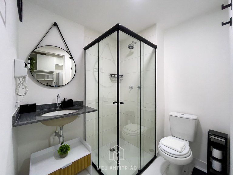 25m² | 3 pessoas | Cama Queen | Piscina e Lounge