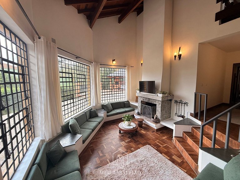 House w/ pizza oven & mountain view – Campos do Jordão