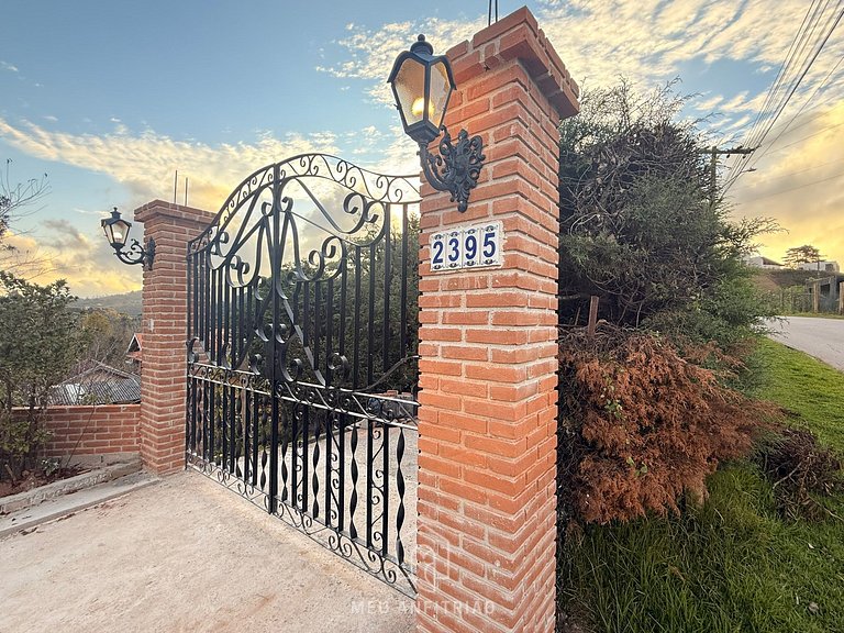 House w/ pizza oven & mountain view – Campos do Jordão