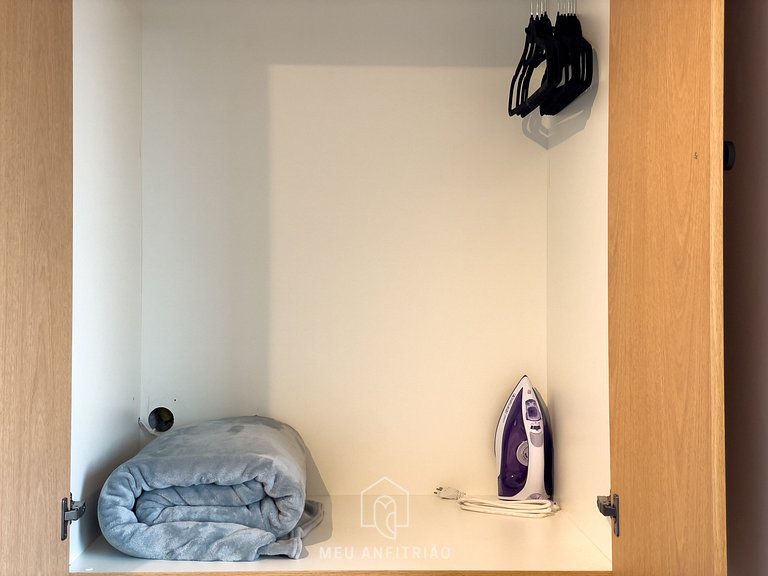 3 people | Queen bed | Pool | Near the subway
