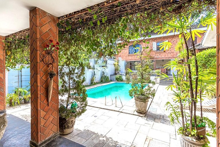 700m² | 5 bedrooms | Pool | Barbecue grill