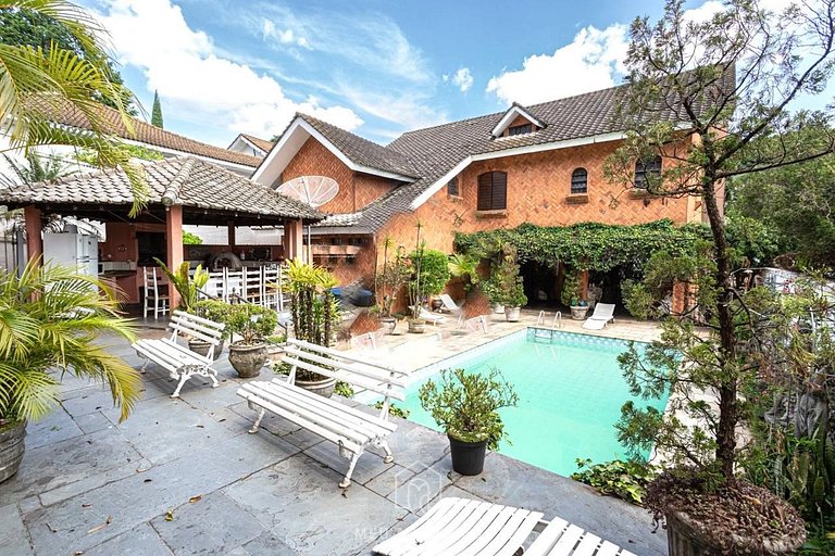 700m² | 5 quartos | Piscina | Churrasqueira