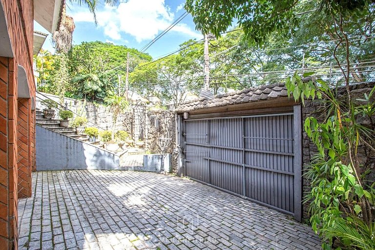 700m² | 5 bedrooms | Pool | Barbecue grill