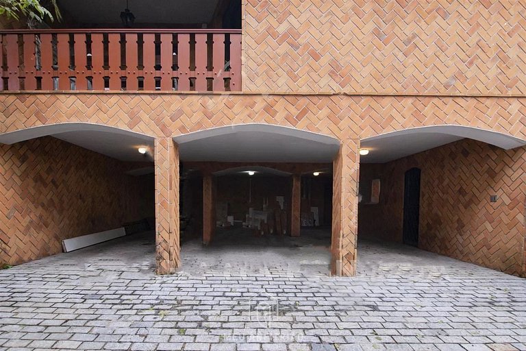 700m² | 5 bedrooms | Pool | Barbecue grill