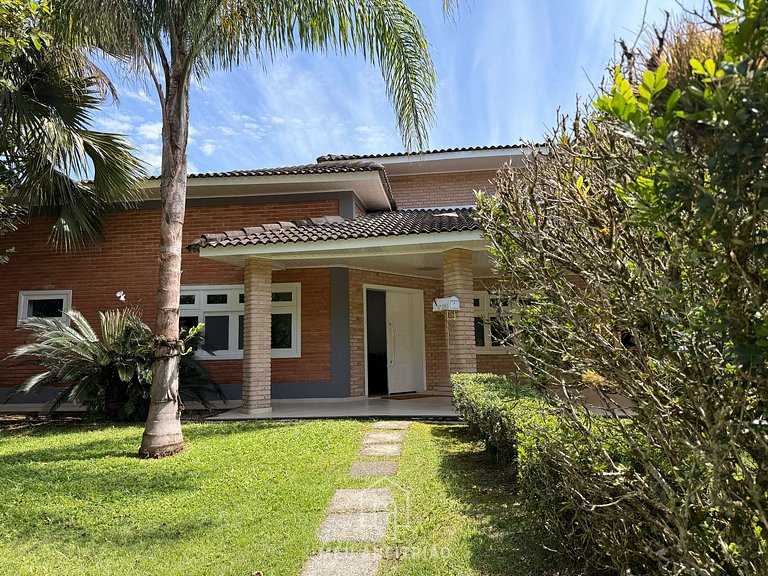 145m² | Churrasqueira | 3 suítes | 200m da praia