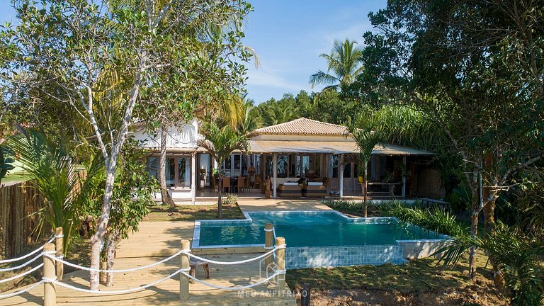 Casa c/ piscina de borda infinita na praia na Bahia