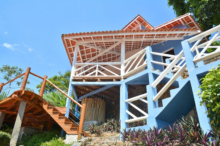 Casa com jacuzzi próximo à praia do Perequê