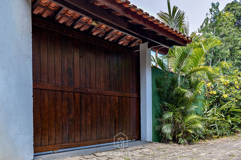 Casa com jardim e varanda em Ilhabela
