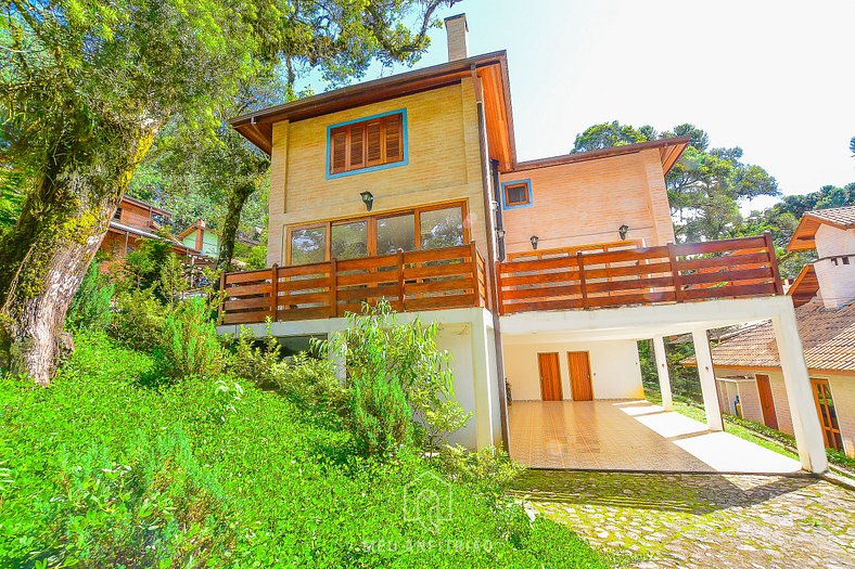 Casa com lareira e área gourmet em Monte Verde