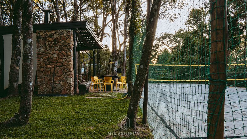 Casa com lazer e quadra de tênis em Monte Verde