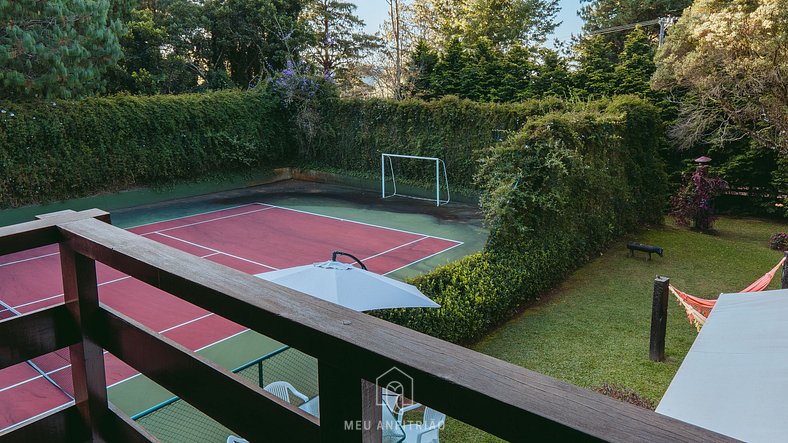 Casa com lazer e quadra de tênis em Monte Verde