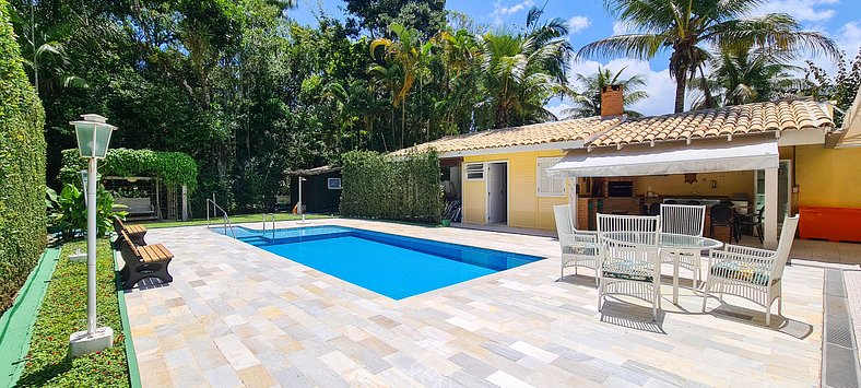 Casa com piscina a metros da praia em Riviera
