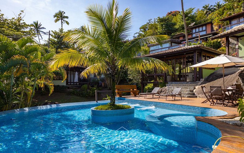 Casa com piscina a próximo à praia em Ilhabela