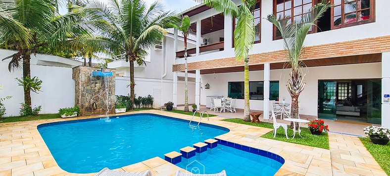 Casa com piscina e churrasqueira no Guarujá
