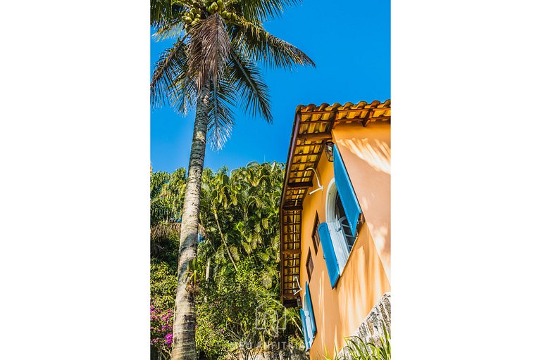 Casa com piscina e vista panorâmica em Ilhabela