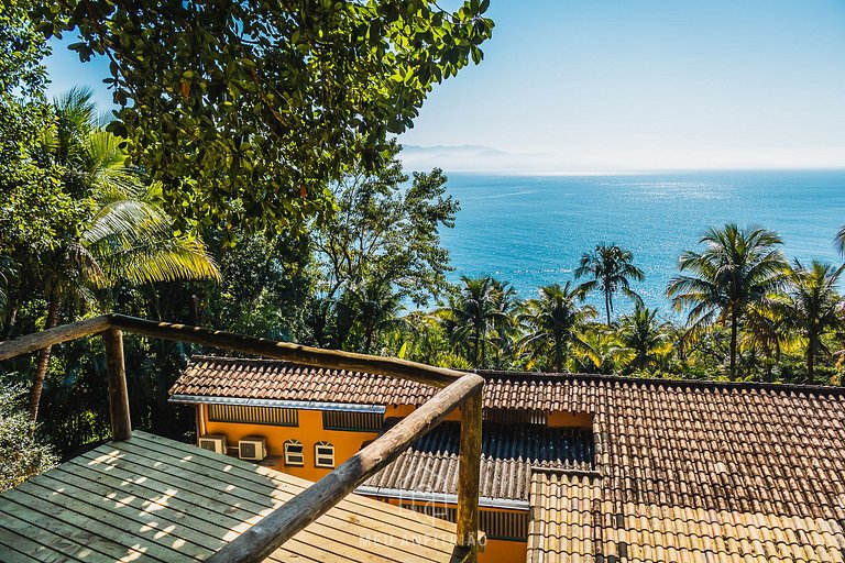 Casa com piscina e vista panorâmica em Ilhabela