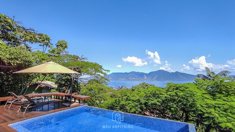 Casa com piscina e vista para o mar em Ilhabela