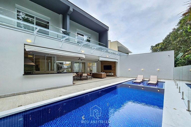 Casa de 400m² com 4 suites e piscina em Riviera