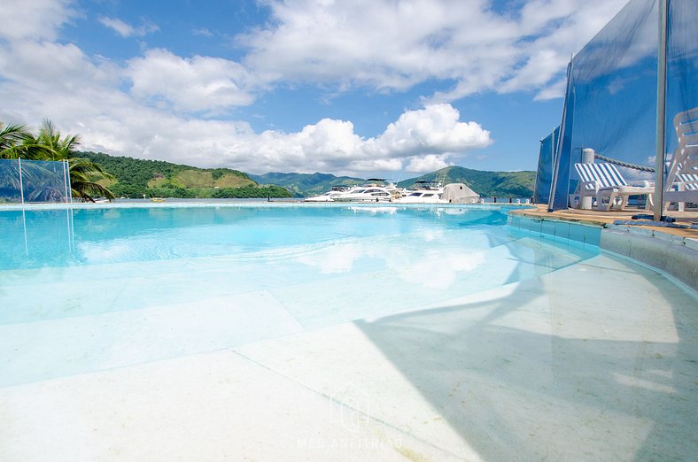 Casa de alto padrão com piscina em Angra dos Reis