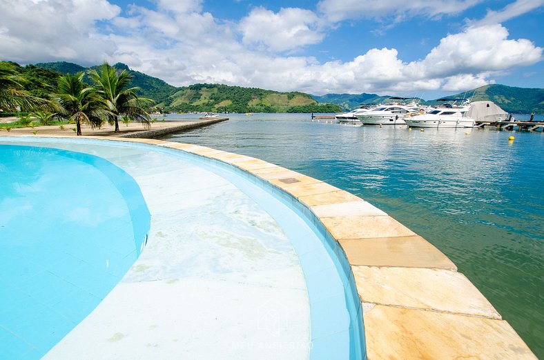 Casa de alto padrão com piscina em Angra dos Reis