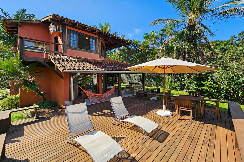 Deck, barbecue and sea view in Maresias