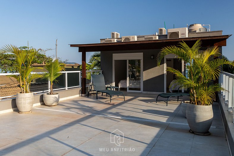 House w/ leisure area facing the beach in Juquehy